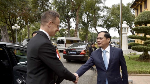 Deputy PM, FM Bui Thanh Son welcomes Hungarian Minister of Foreign Affairs and Trade Szijjártó Péter