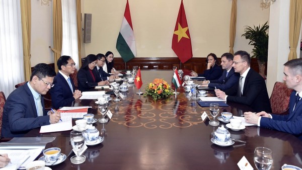 Vietnam, Hungary Foreign Ministers hold talks to promote  stronger multifaceted cooperation