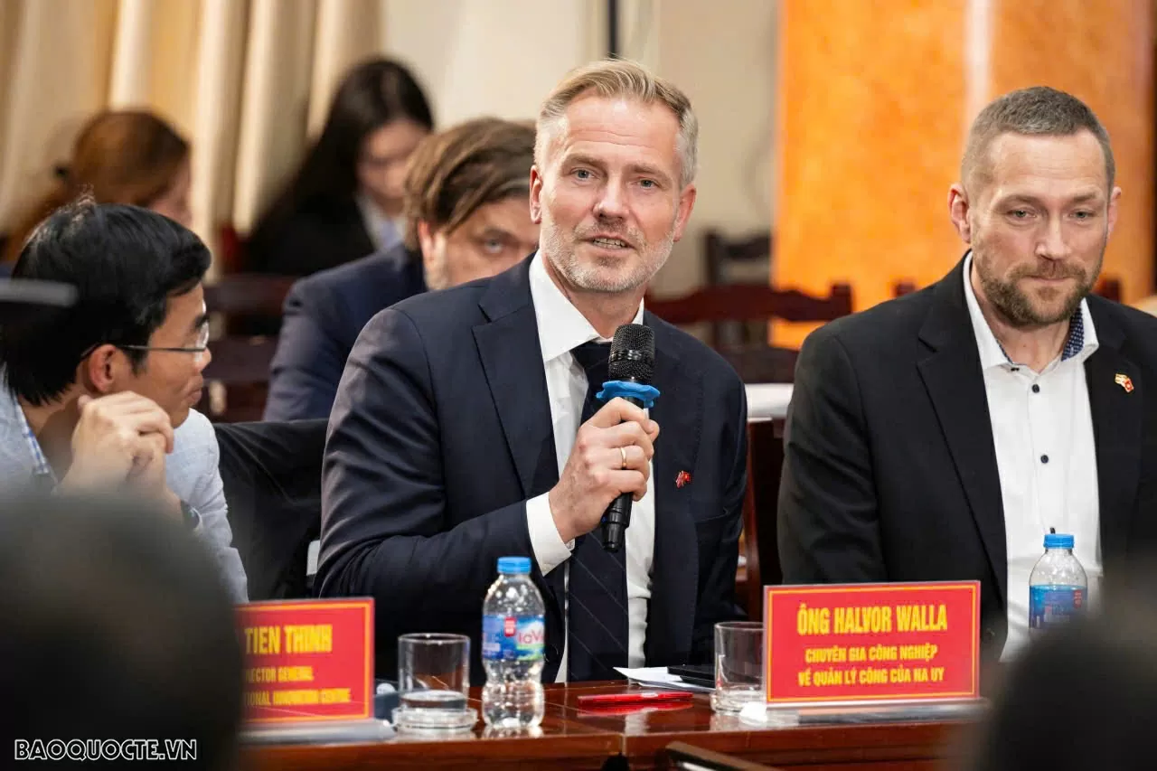 Chuyên gia công nghiệp về Quản lý công của Na Uy Halvor Walla phát biểu tại tọa đàm khoa học. (Nguồn: Nhóm truyền thông Bắc Âu)