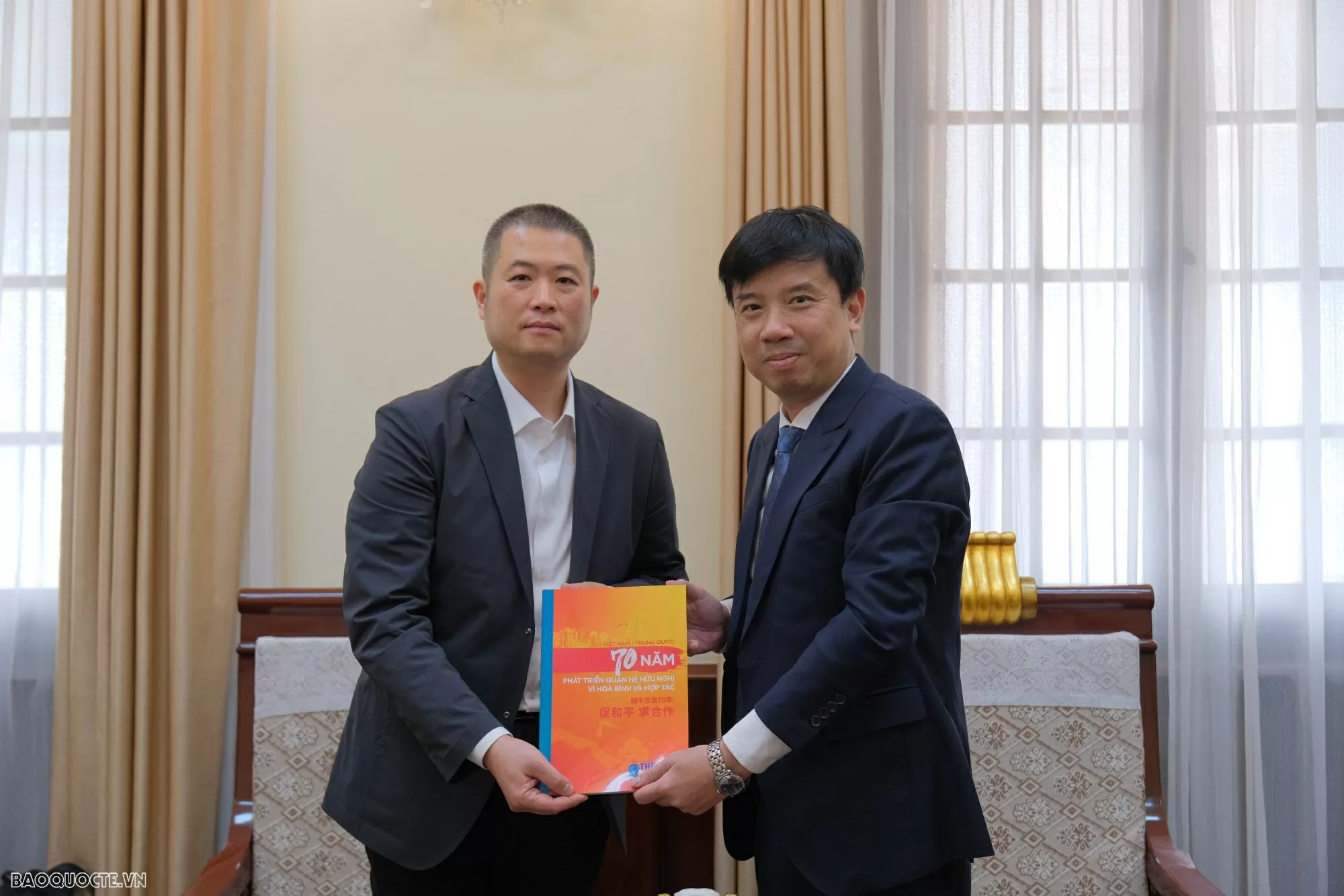 Tổng Biên tập Nguyễn Trường Sơn đã tặng Phó Giám đốc thường trực Trung tâm Truyền thông quốc  Quảng Tây La Nhuệ một số ấn phẩm tiêu biểu về quan hệ Việt Nam-Trung Quốc do Báo Thế giới và Việt Nam sản xuất. (Ảnh: Ngọc Anh)