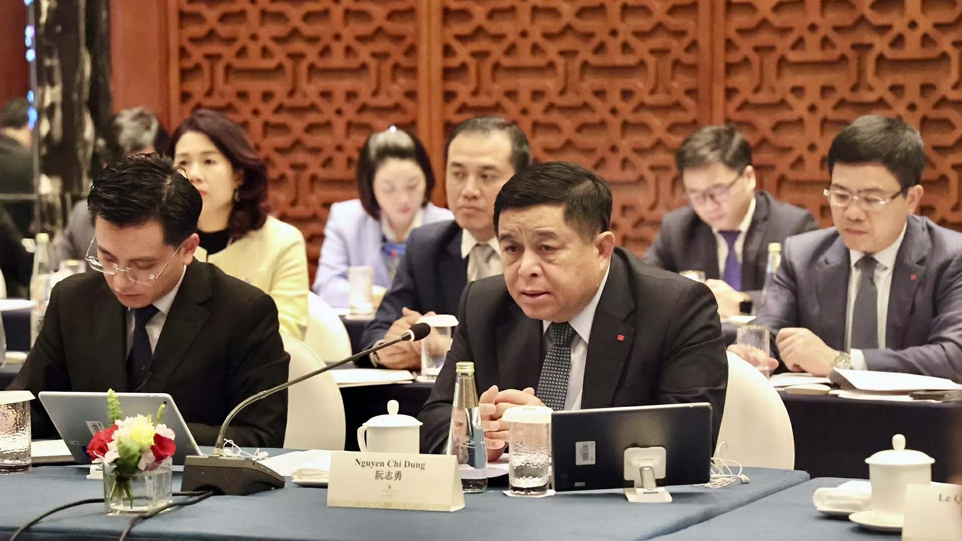 Deputy PM Nguyen Chi Dung paid a working visit to Guangdong province’s Shenzhen city