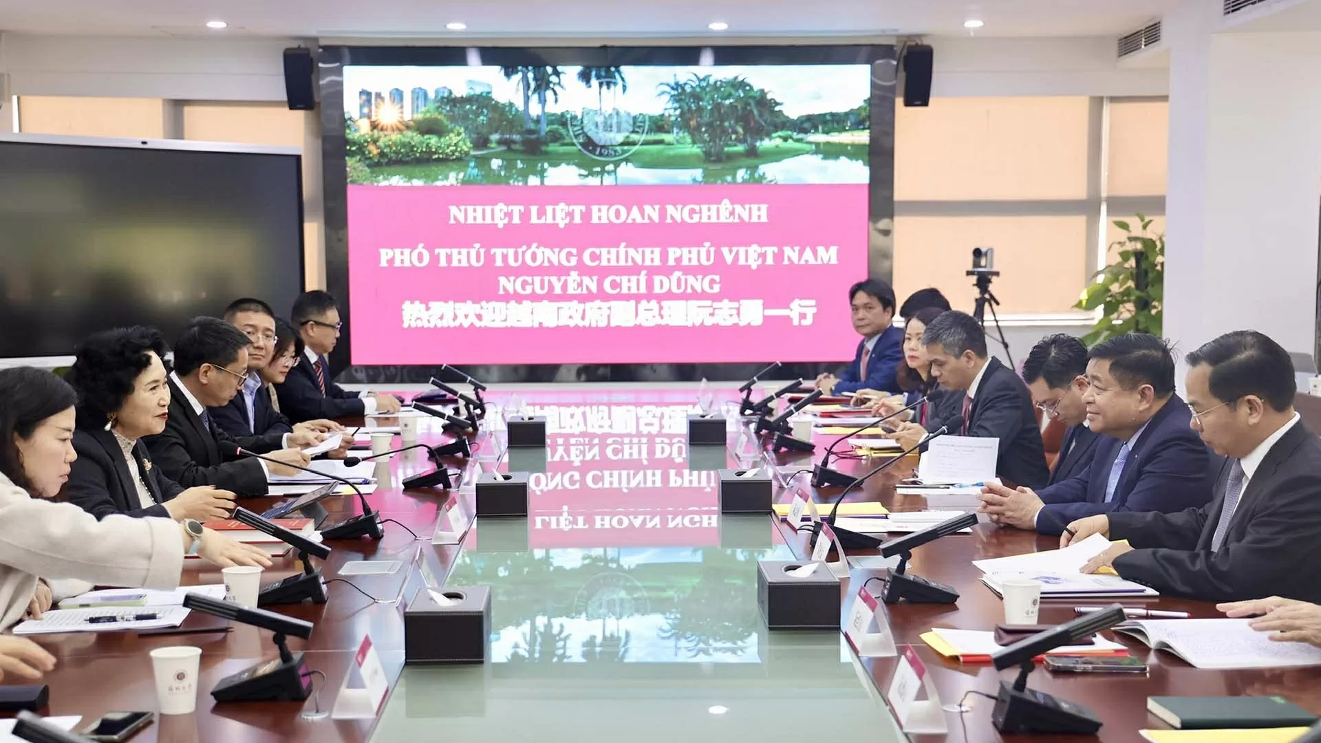Deputy PM Nguyen Chi Dung paid a working visit to Guangdong province’s Shenzhen city