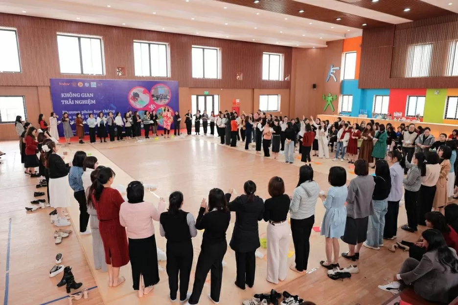 Teachers from various primary and preschool institutions participated in hands-on activities applying the Songdrawing method in the classroom.