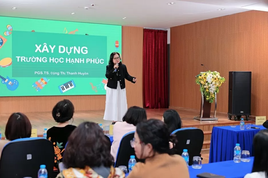 PGS.TS Đặng Thị Thanh Huyền, Viện trưởng Viện nghiên cứu và phát triển quản lý giáo dục trao đổi về góc nhìn mới về hạnh phúc ảnh hưởng của giáo dục tới sự hạnh phúc của trẻ. PGS.TS Đặng Thị Thanh Huyền, Viện trưởng Viện nghiên cứu và phát triển quản lý giáo dục trao đổi về góc nhìn mới về hạnh phúc ảnh hưởng của giáo dục tới sự hạnh phúc của trẻ.