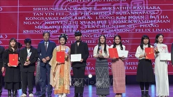 Vietnamese students win 20 prizes at video contest in China