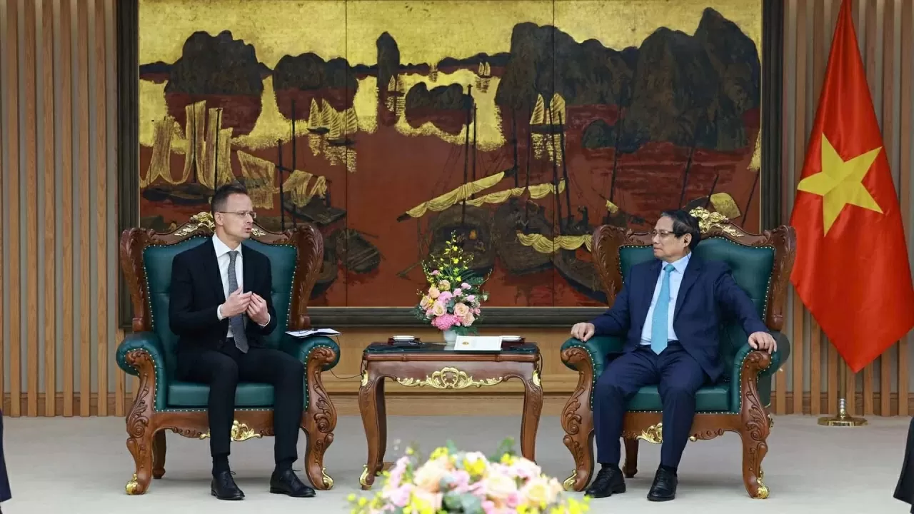 Prime Minister Pham Minh Chinh receives Hungarian Minister of Foreign Affairs and Trade Szijjártó Péter. (Source: VGP)