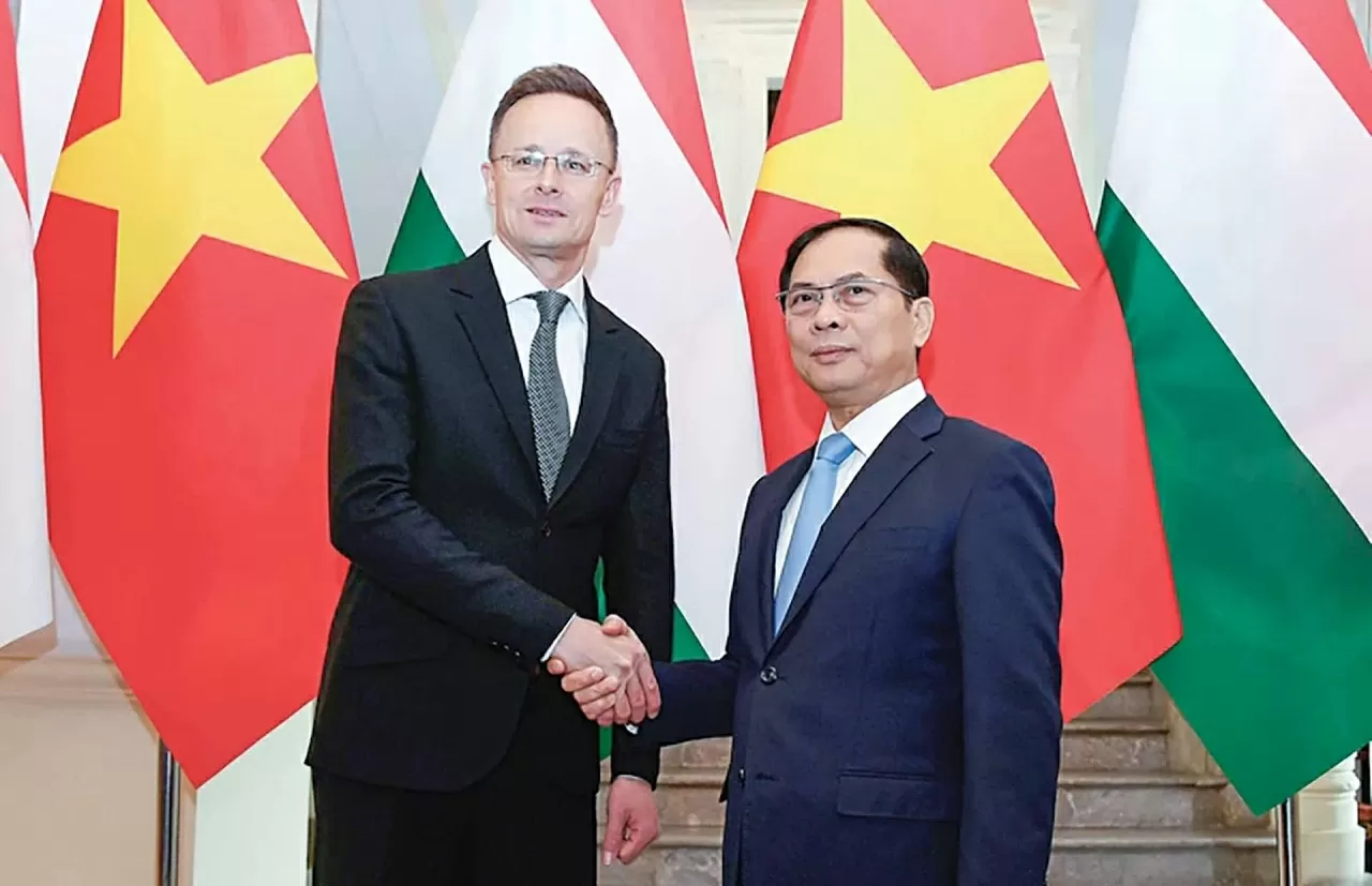 Deputy Prime Minister, Minister of Foreign Affairs Bui Thanh Son welcomes Hungarian Minister of Foreign Affairs and External Economy Szijjártó Péter on March 19. (Photo: Hai Minh)