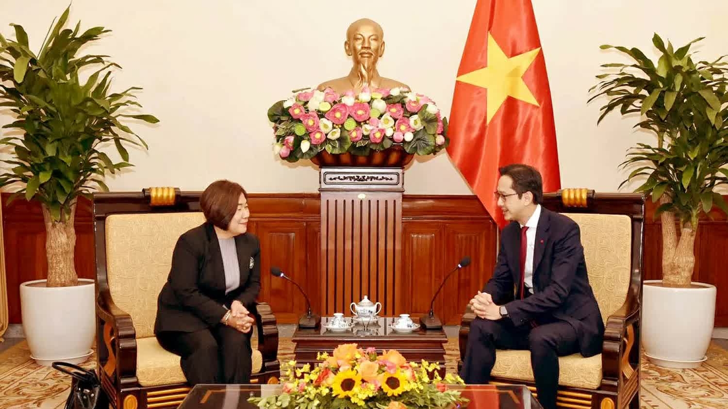Deputy FM Do Hung Viet receives new CEO of MRC Secretariat Busadee Santipitaks