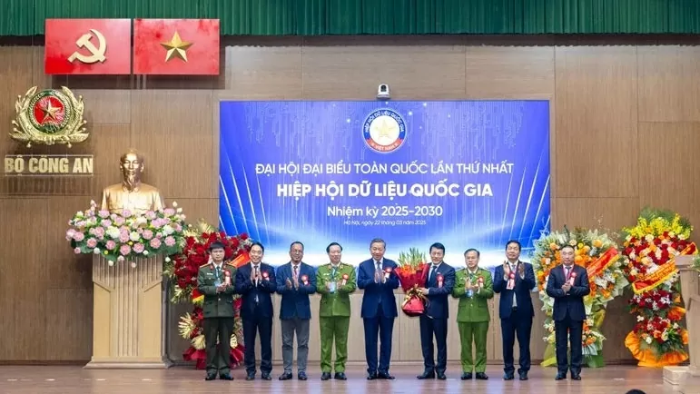 Tổng Bí thư Tô Lâm tặng hoa chúc mừng Ban Thường vụ Hiệp hội Dữ liệu quốc gia nhiệm kỳ 2025-2030. (Nguồn: Vietnam+) Tổng Bí thư Tô Lâm tặng hoa chúc mừng Ban Thường vụ Hiệp hội Dữ liệu quốc gia nhiệm kỳ 2025-2030. (Nguồn: Vietnam+)