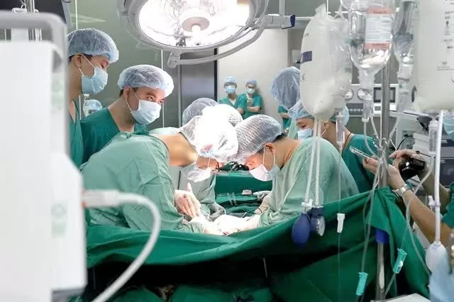 Hanoi-based Thanh Nhan Hospital successfully performs its first organ retrieval from a brain-dead donor, with support and technology transfer from Vietnam-Germany Friendship Hospital, on December 7, 2024. (Photo: VNA) Hanoi-based Thanh Nhan Hospital successfully performs its first organ retrieval from a brain-dead donor, with support and technology transfer from Vietnam-Germany Friendship Hospital, on December 7, 2024. (Photo: VNA)