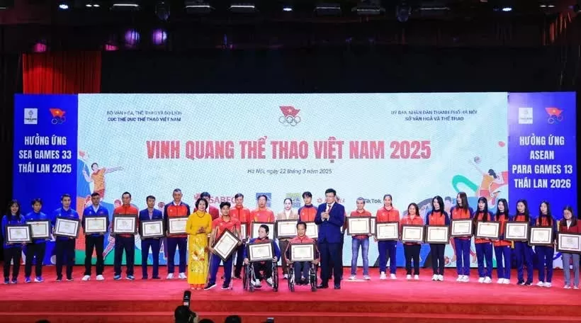 Athletes and coaches receives their certificates and awards for their remarkable achievement in the past year at the Vietnam Sport Glory Day in Hanoi on March 22. (Photo: VNA) Athletes and coaches receives their certificates and awards for their remarkable achievement in the past year at the Vietnam Sport Glory Day in Hanoi on March 22. (Photo: VNA)