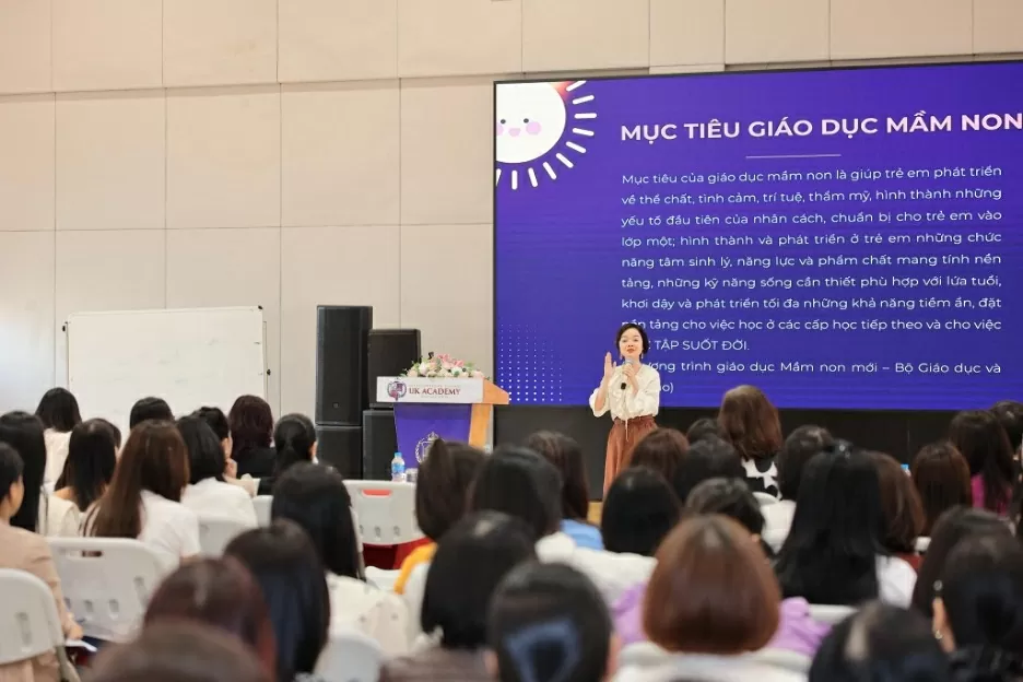 Mrs. Tong Lien Anh emphasized the importance of early childhood education as the foundational stage for a child’s development throughout their lifelong learning journey. Mrs. Tong Lien Anh emphasized the importance of early childhood education as the foundational stage for a child’s development throughout their lifelong learning journey.