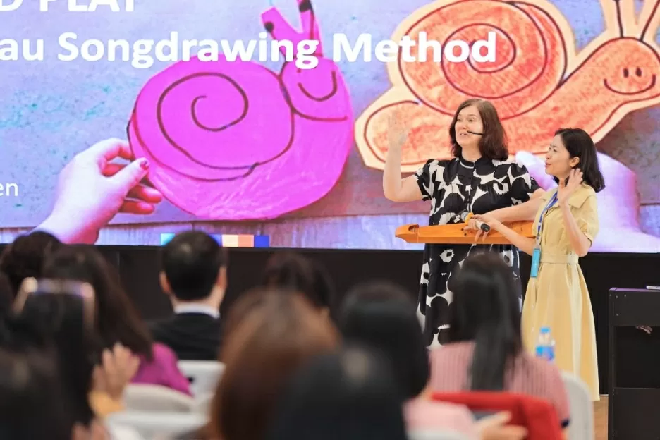 Ha Long: Advancing the quality of early childhood education with cutting-edge international methodsMrs. Minna Lappalainen shared about the integration of music and art in early childhood education, introducing the “Songdrawing” method as an innovative app