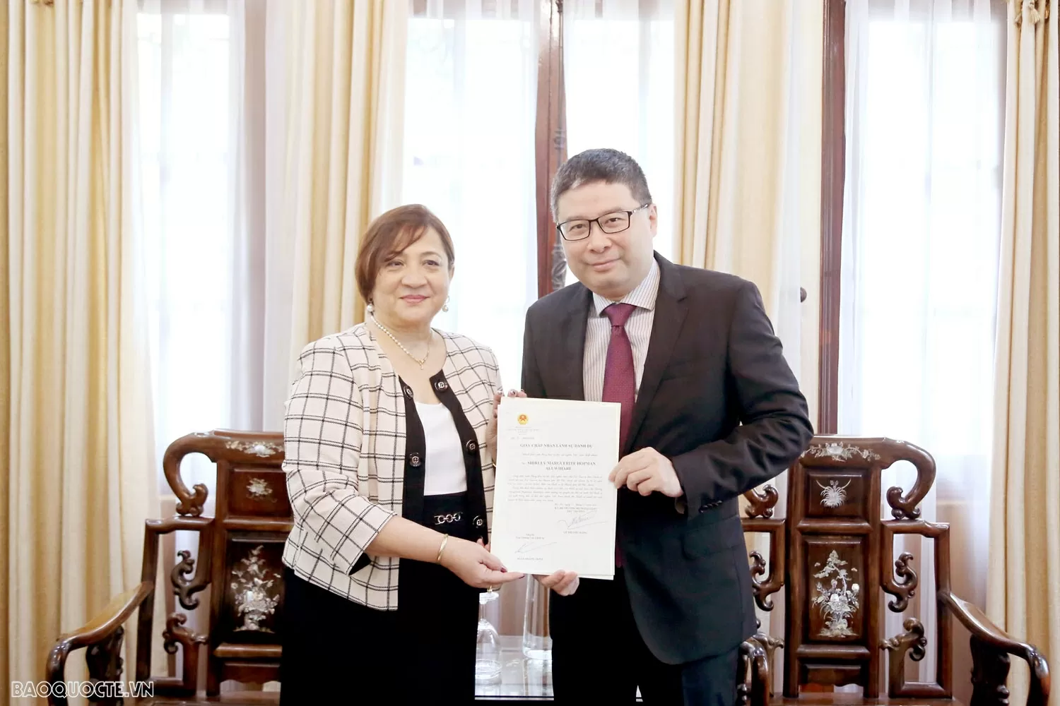 Cục trưởng Cục Lãnh sự Doãn Hoàng Minh đã Trao Giấy Chấp nhận lãnh sự cho bà Shirley Marguerite Hopman Aluwihare, Lãnh sự danh dự Sri Lanka tại Thành phố Hồ Chí Minh.