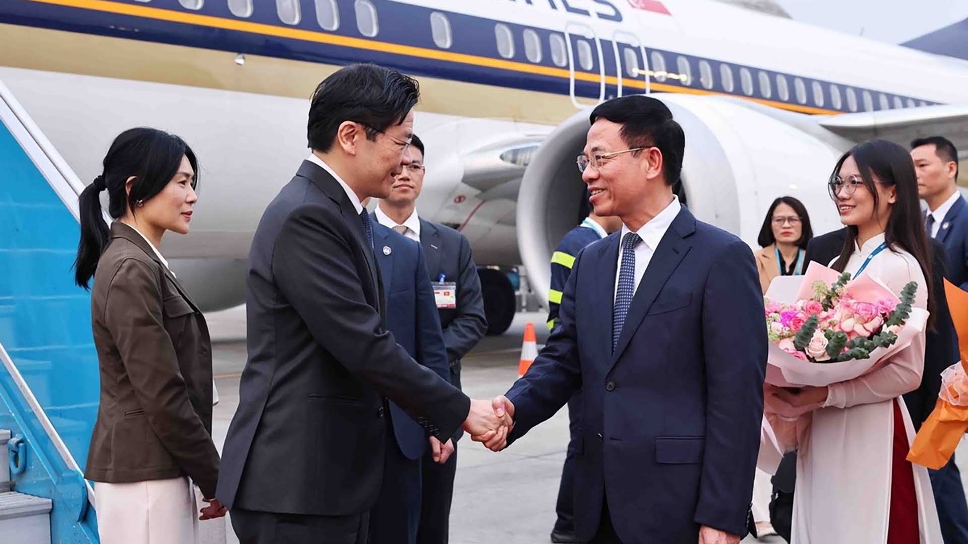 Singaporean Prime Minister arrives in Hanoi to kick off official visit to Vietnam