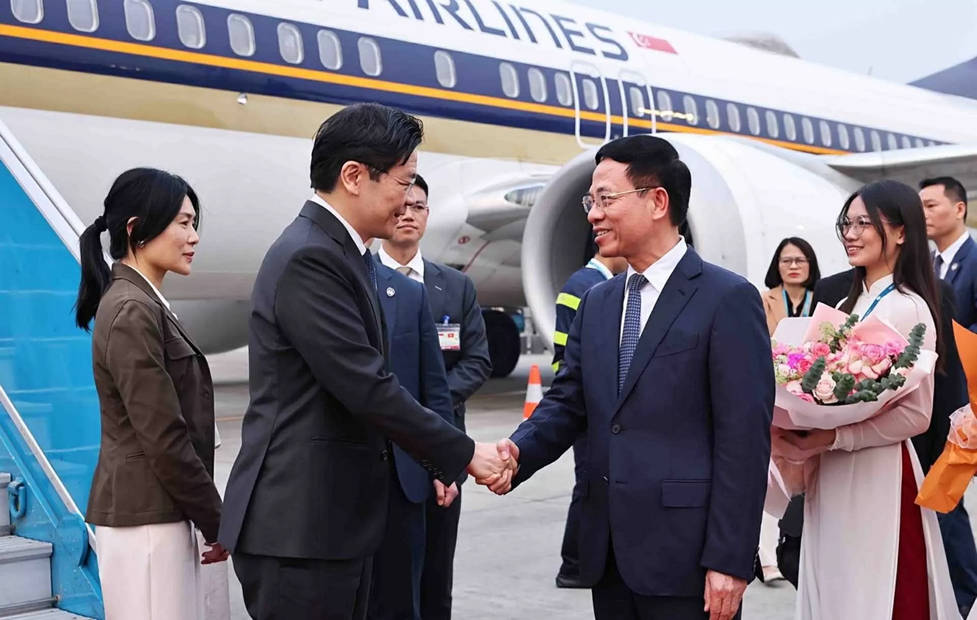 Bộ trưởng Bộ Khoa học và Công nghệ Nguyễn Mạnh Hùng đón Thủ tướng Singapore Lawrence Wong và Phu nhân tại Sân bay quốc tế Nội Bài (Hà Nội). (Nguồn: TTXVN)