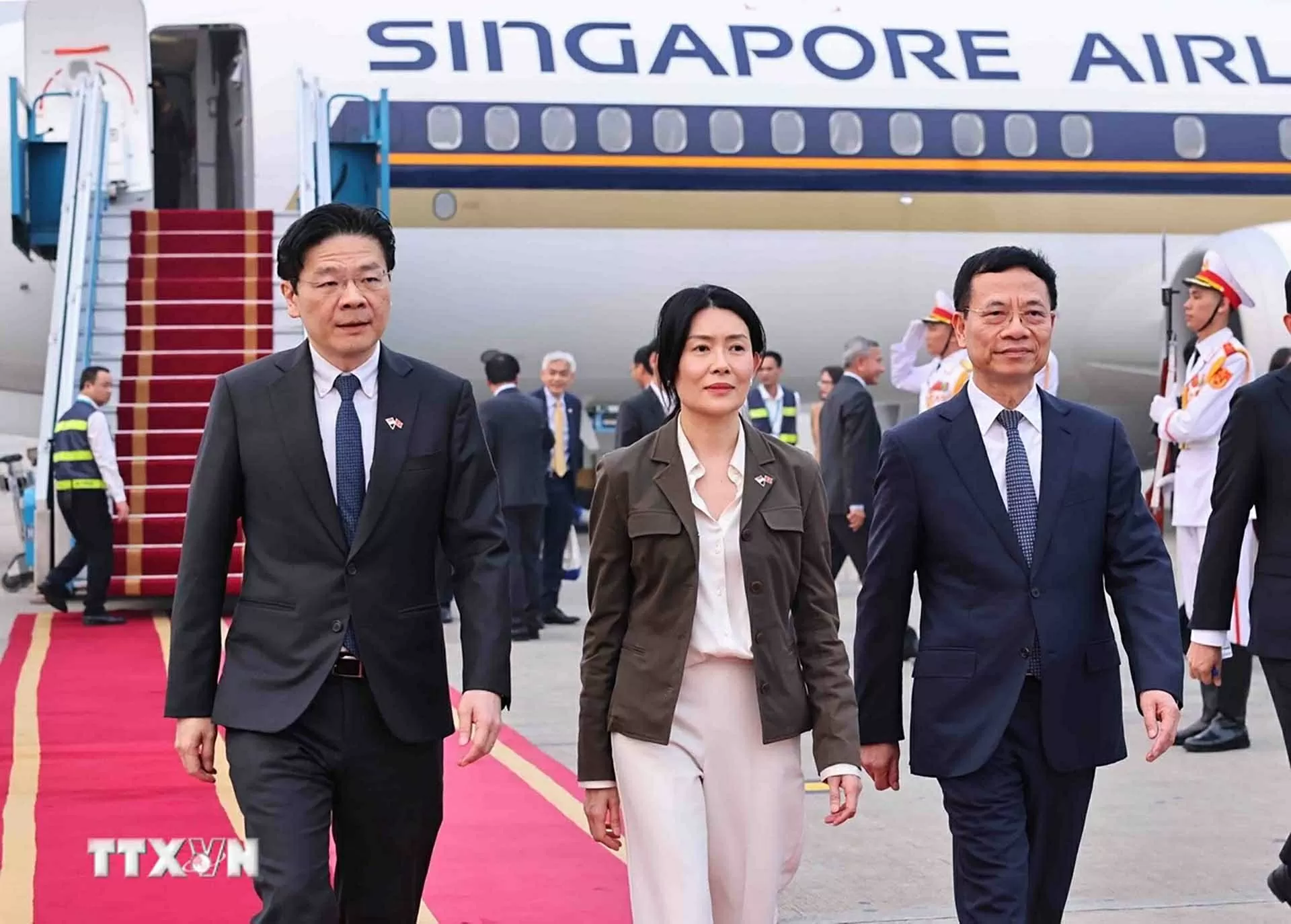 Thủ tướng nước Cộng hòa Singapore Lawrence Wong và Phu nhân đến Hà Nội, bắt đầu thăm chính thức Việt Nam. (Nguồn: TTXVN) Thủ tướng nước Cộng hòa Singapore Lawrence Wong và Phu nhân đến Hà Nội, bắt đầu thăm chính thức Việt Nam. (Nguồn: TTXVN)