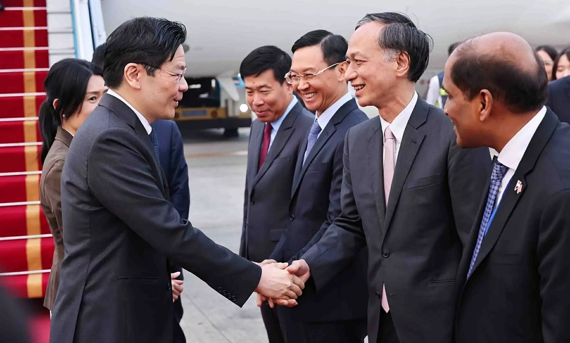 Đại diện Văn phòng Chính phủ, Bộ Ngoại giao, Đại sứ Singapore tại Việt Nam đón Thủ tướng Singapore Lawrence Wong và Phu nhân tại Sân bay quốc tế Nội Bài (Hà Nội). (Nguồn: TTXVN) Đại diện Văn phòng Chính phủ, Bộ Ngoại giao, Đại sứ Singapore tại Việt Nam đón Thủ tướng Singapore Lawrence Wong và Phu nhân tại Sân bay quốc tế Nội Bài (Hà Nội). (Nguồn: TTXVN)