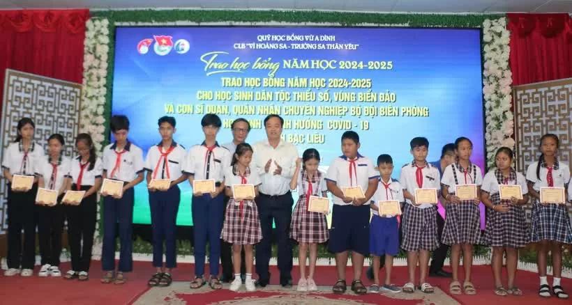 Scholarships awarded to ethnic, island students in Bac Lieu