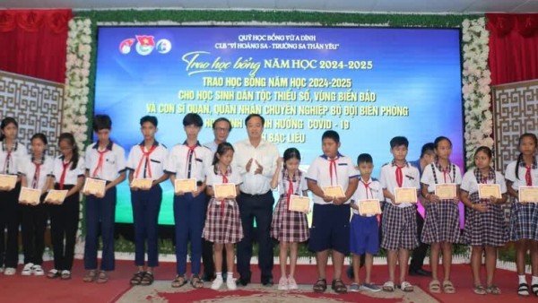 Fund scholarships presented to students in Bac Lieu southern province