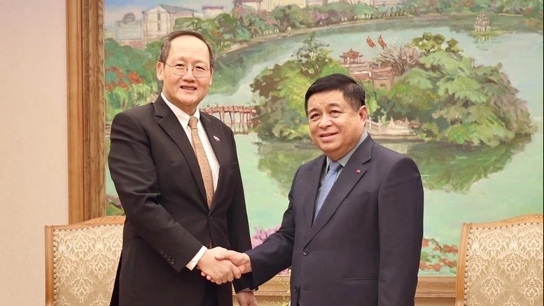 Deputy Prime Minister Nguyen Chi Dung welcomes Singaporean Second Minister for Trade and Industry in Hanoi