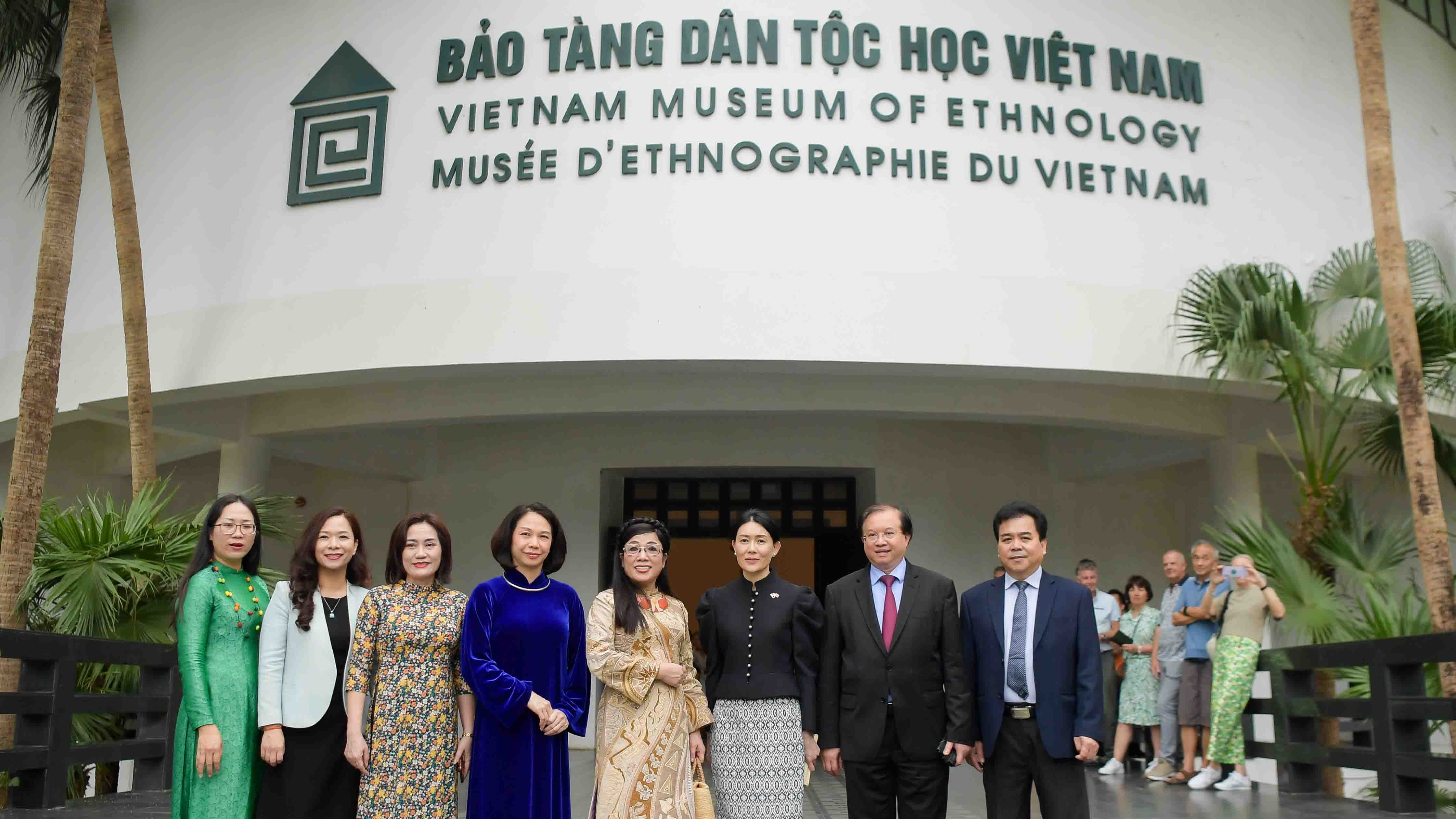 Spouses of Vietnamese, Singaporean Prime Ministers tour Vietnam Museum of Ethnology