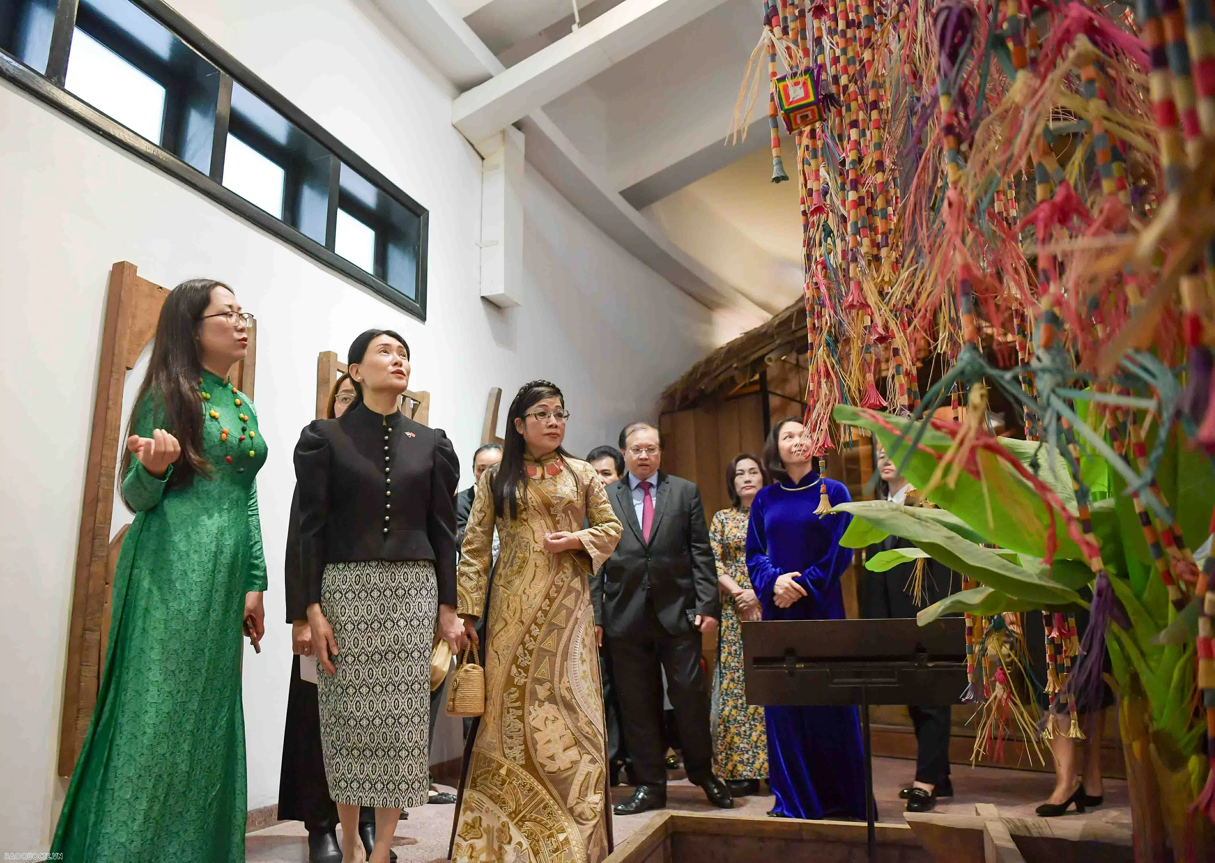 Spouses of Vietnamese, Singaporean Prime Ministers tour Vietnam Museum of Ethnology Spouses of Vietnamese, Singaporean Prime Ministers tour Vietnam Museum of Ethnology