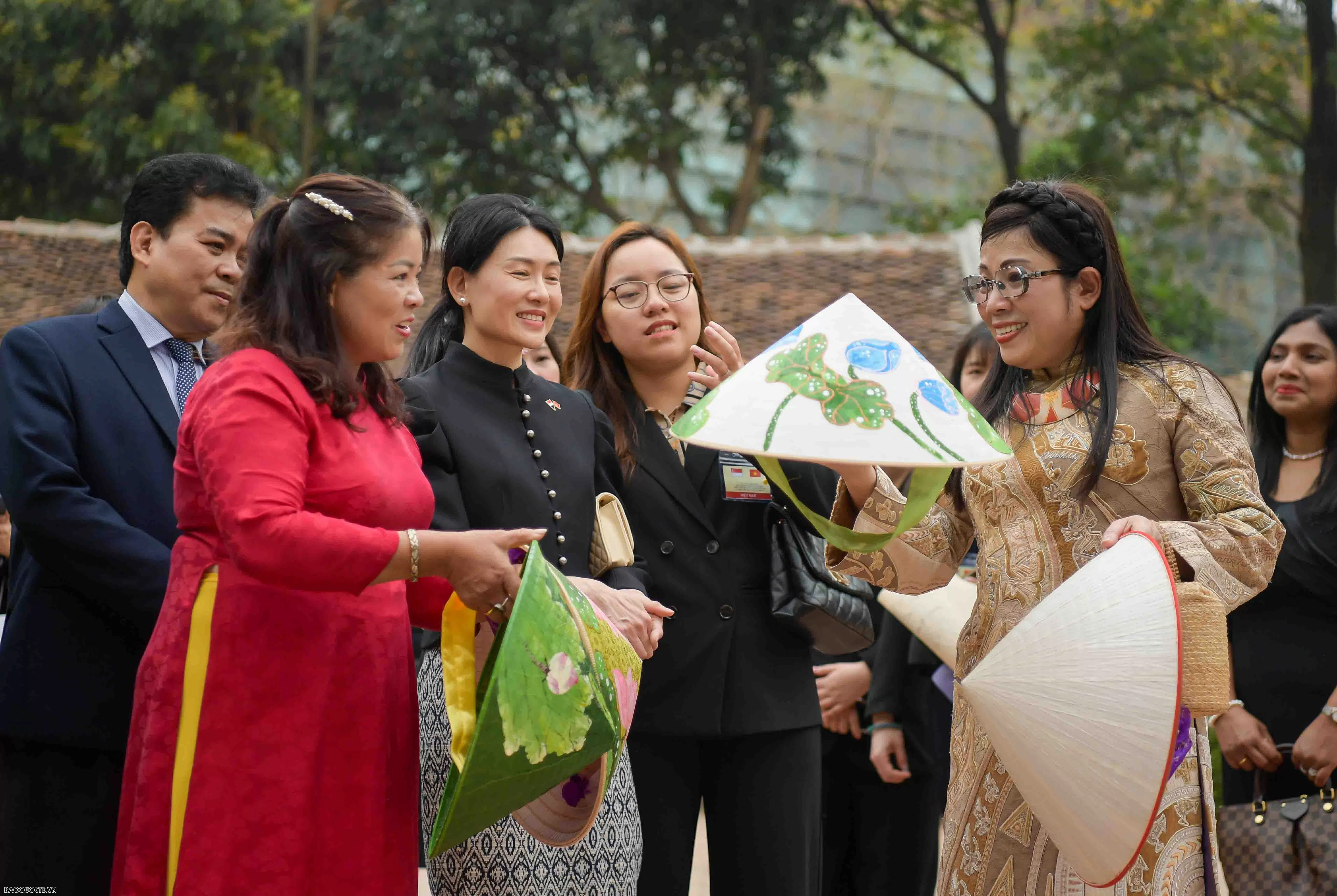 Spouses of Vietnamese, Singaporean Prime Ministers tour Vietnam Museum of Ethnology