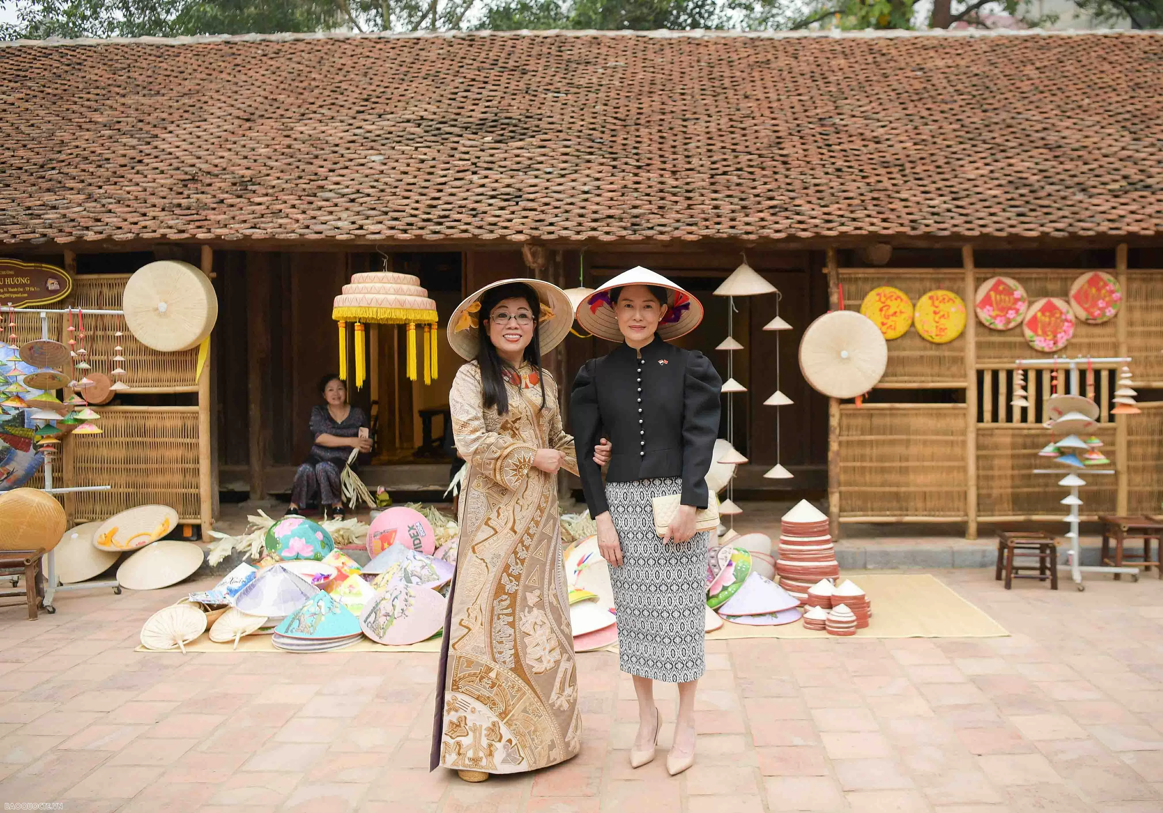 Spouses of Vietnamese, Singaporean Prime Ministers tour Vietnam Museum of Ethnology Spouses of Vietnamese, Singaporean Prime Ministers tour Vietnam Museum of Ethnology