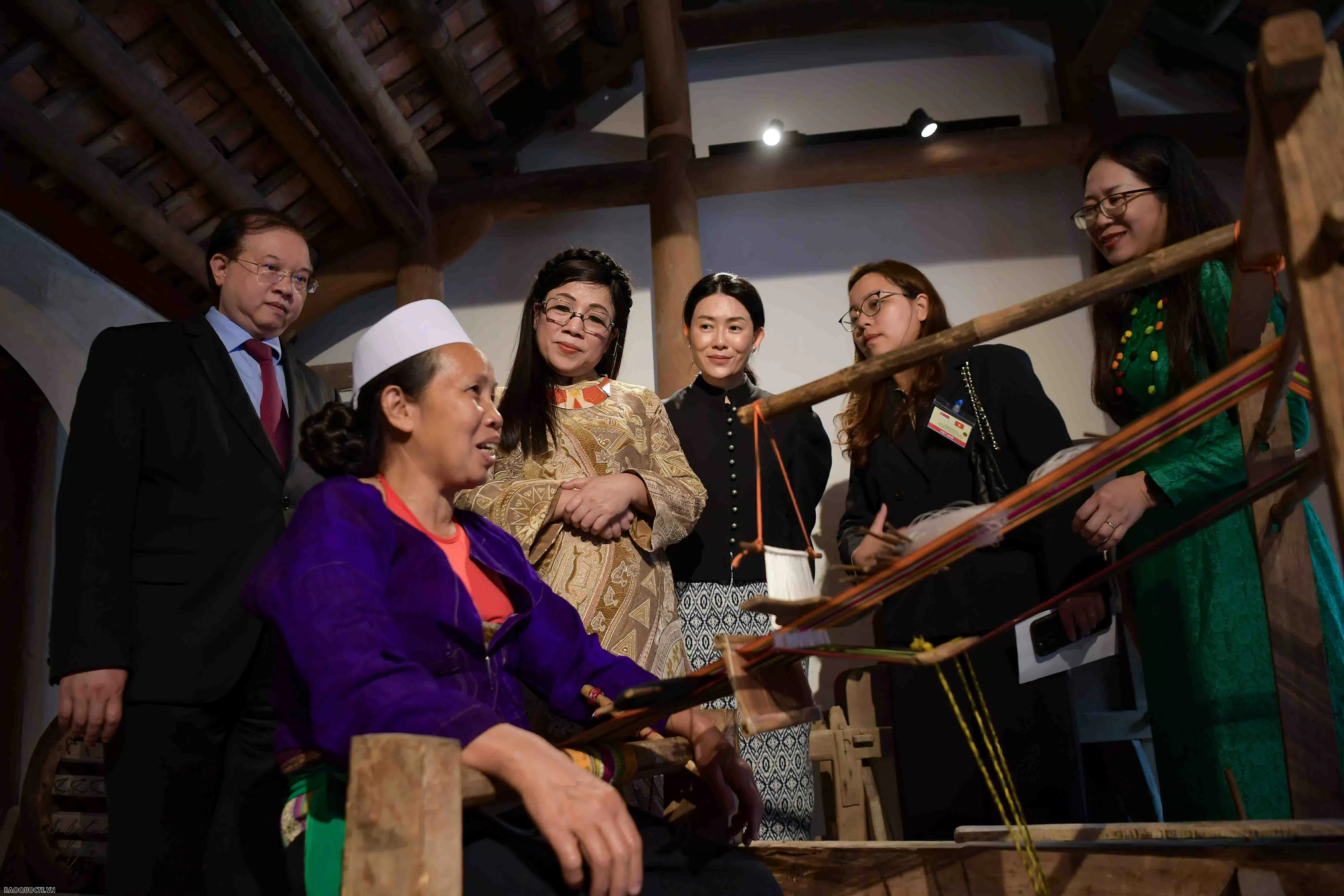 Spouses of Vietnamese, Singaporean Prime Ministers tour Vietnam Museum of Ethnology