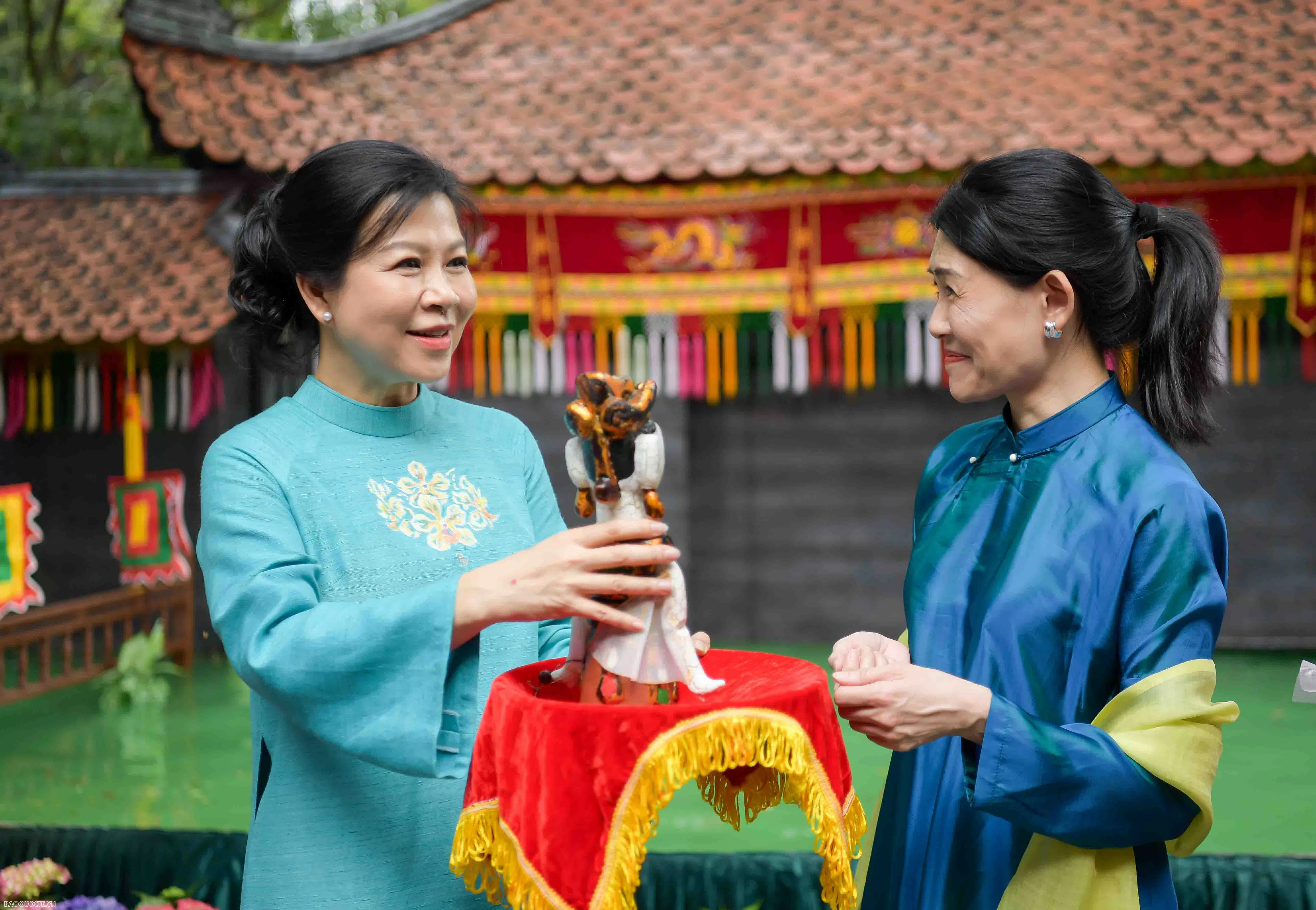 Spouses of Party leader, Singaporean Prime Minister contemplate water puppetry