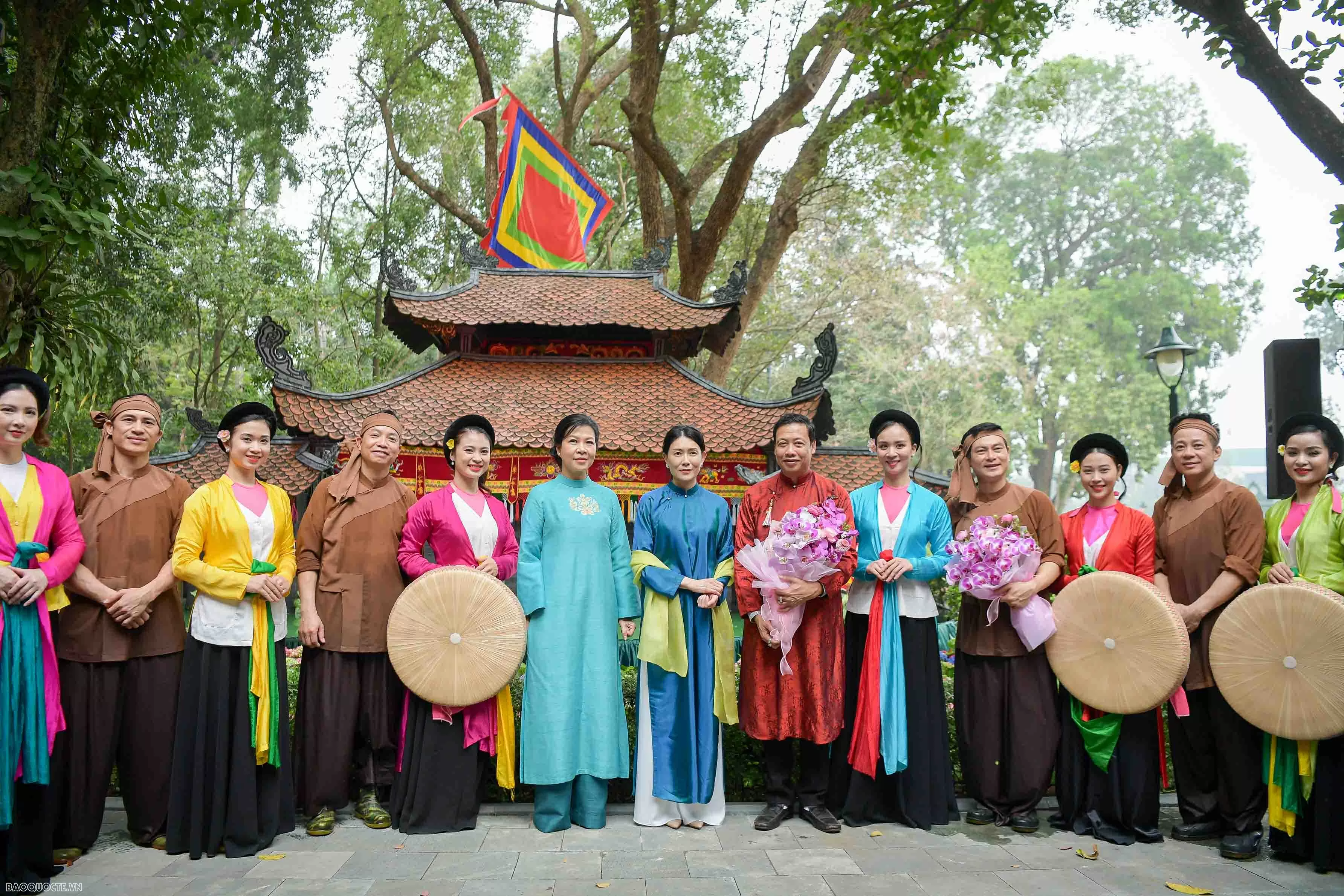 Spouses of Party leader, Singaporean Prime Minister contemplate water puppetry Spouses of Party leader, Singaporean Prime Minister contemplate water puppetry