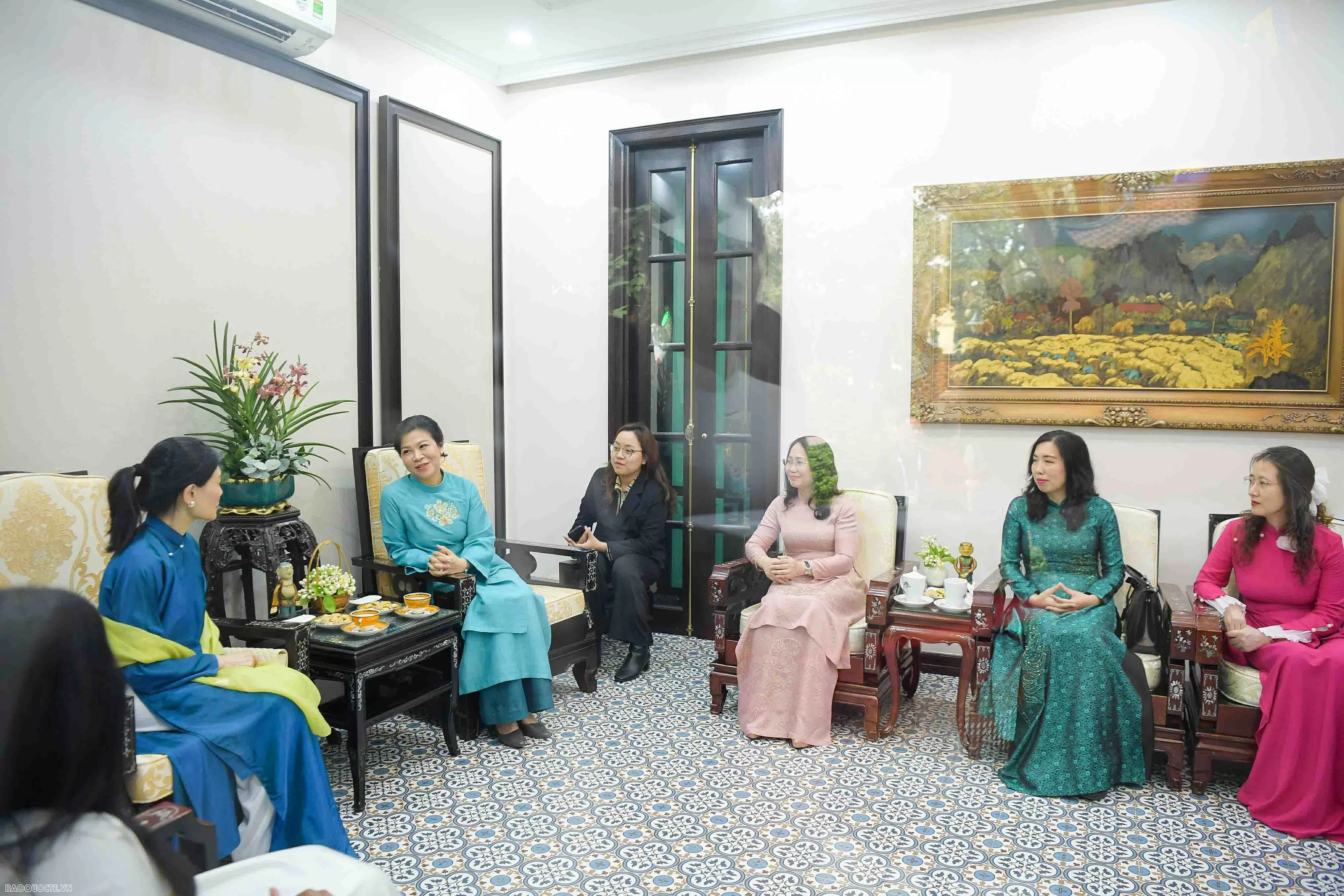 Spouses of Party leader, Singaporean Prime Minister contemplate water puppetry Spouses of Party leader, Singaporean Prime Minister contemplate water puppetry