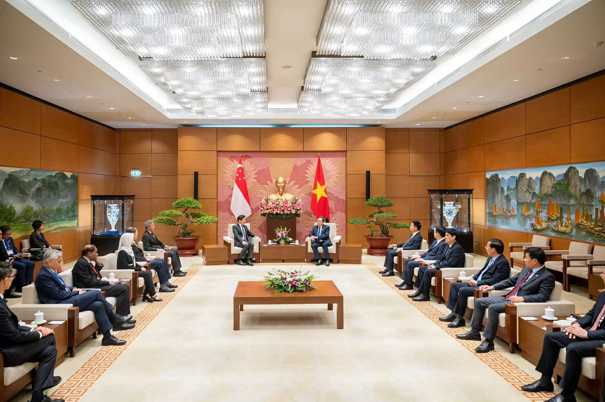 NA Chairman Tran Thanh Man receives Singaporean Prime Minister Lawrence Wong