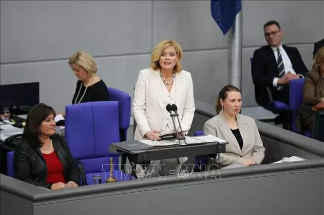 Bà Julia Kloeckner (giữa) phát biểu sau khi được bầu làm Chủ tịch Quốc hội Liên bang Đức tại phiên họp đầu tiên của Bundestag khóa 21, ngày 25/3. (Nguồn: TTXVN) Bà Julia Kloeckner (giữa) phát biểu sau khi được bầu làm Chủ tịch Quốc hội Liên bang Đức tại phiên họp đầu tiên của Bundestag khóa 21, ngày 25/3. (Nguồn: TTXVN)