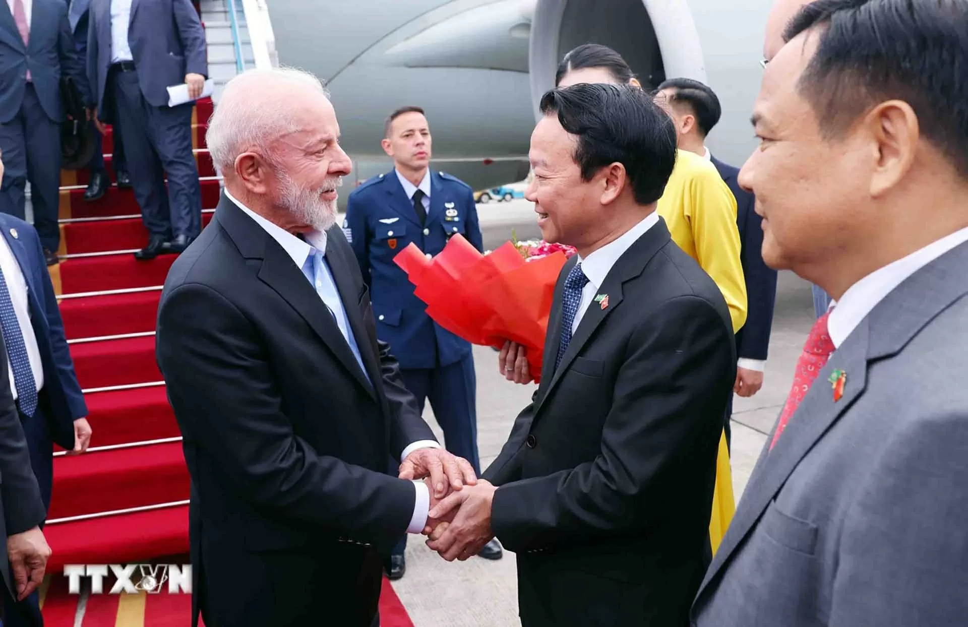 Bộ trưởng Bộ Nông nghiệp và Môi trường Đỗ Đức Duy đón Tổng thống Brazil Luiz Inácio Lula da Silva tại sân bay quốc tế Nội Bài, Hà Nội. (Nguồn: TTXVN)