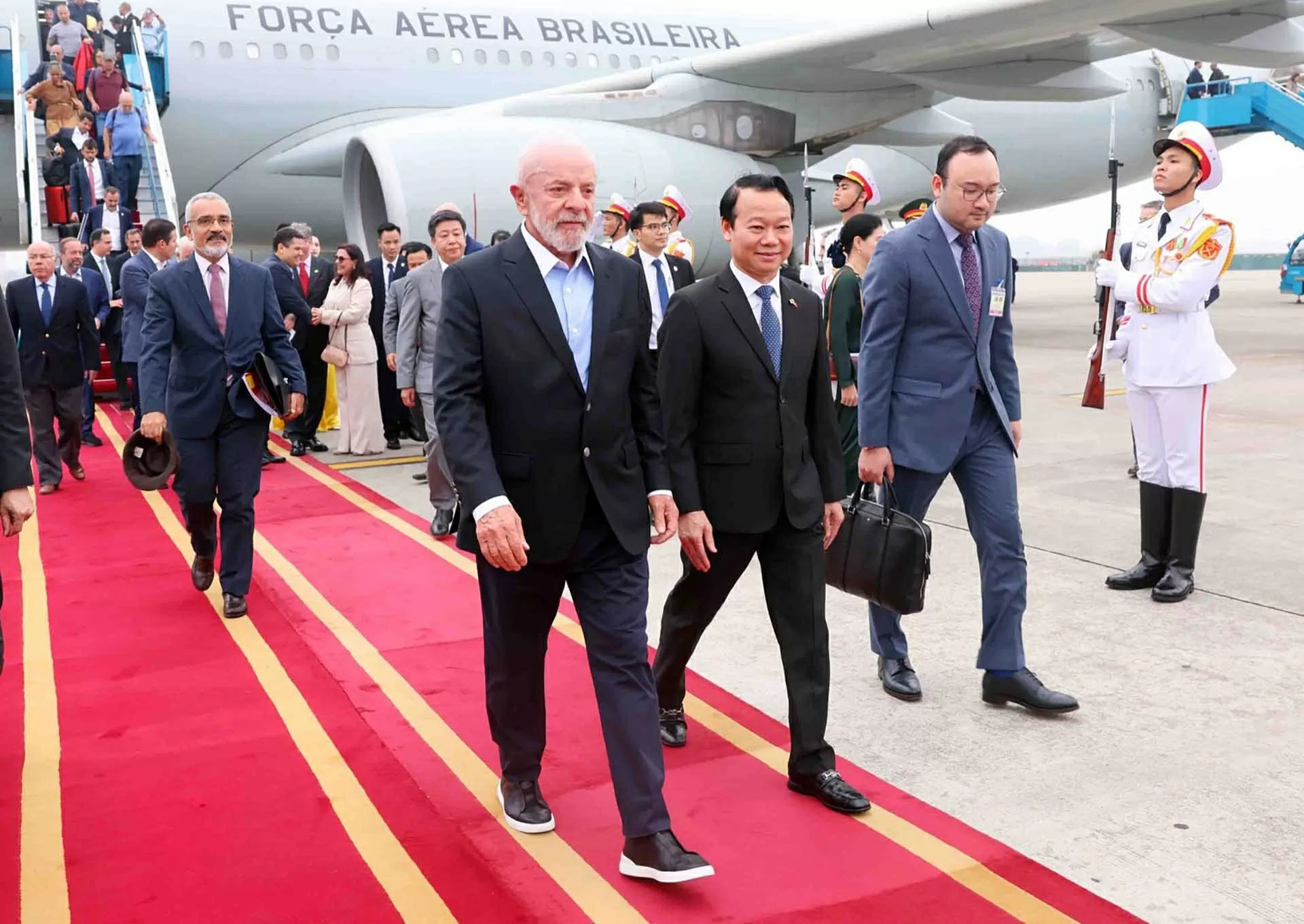 Tổng thống Brazil Luiz Inácio Lula da Silva tới Hà Nội, bắt đầu thăm cấp Nhà nước đến Việt Nam. (Nguồn: TTXVN)