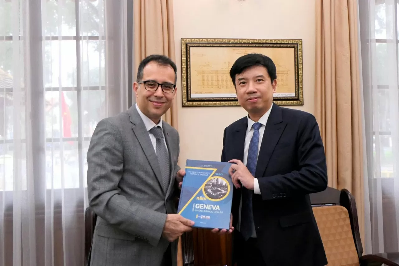 Tổng Biên tập Báo Thế giới và Việt Nam Nguyễn Trường Sơn tặng Đại sứ Thổ Nhĩ Kỳ tại Việt Nam Korhan Kemik ấn phẩm đặc biệt kỷ niệm 75 năm ký Hiệp định Geneva. (Ảnh: Thành Long)