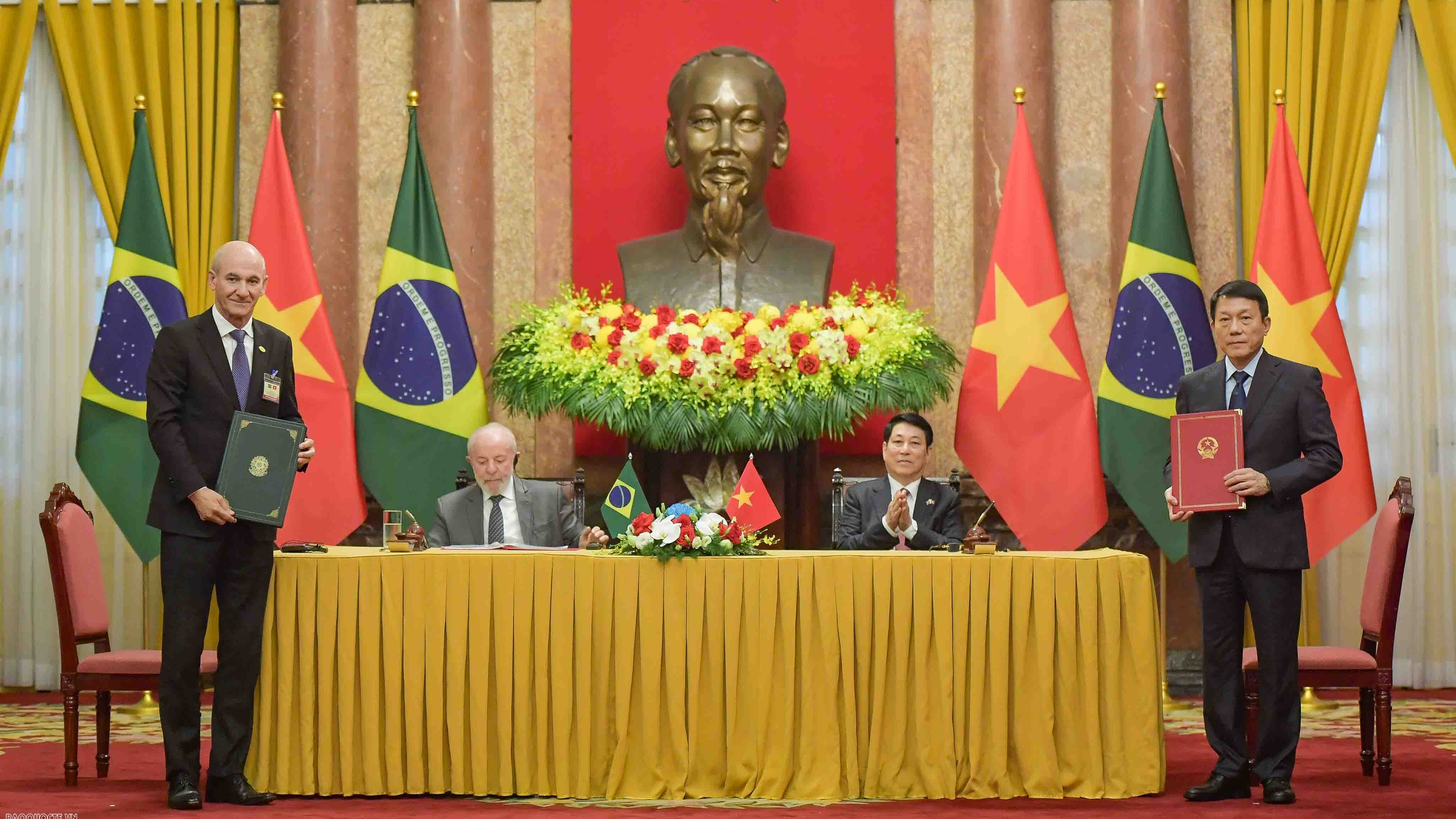 Vietnam, Brazilian Presidents meet with the press informing on outcomes of their talks