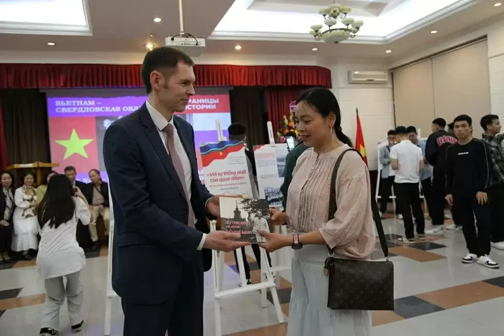 Deputy Minister of International and Foreign Economic Relations of the Sverdlovsk Region, Mr. Alexander Sergeevich Alexandrovich, presented a book about President Ho Chi Minh to attendees of the exhibition. (Photo: Thanh Binh)
