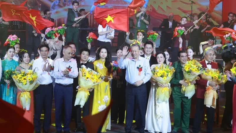 Party General Secretary To Lam attends music show honouring Party’s historic journey