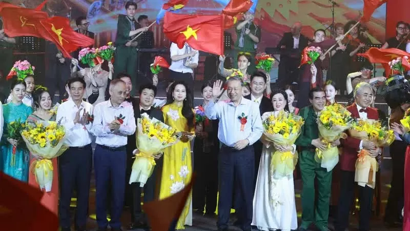 Party General Secretary To Lam attends music show honouring Party’s historic journey