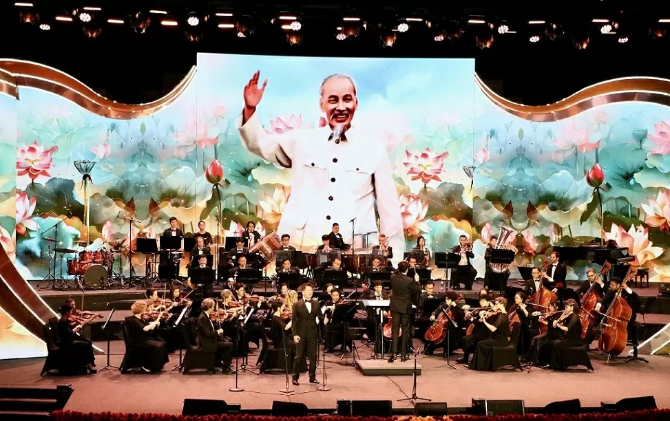 Party General Secretary To Lam attends music show honouring Party’s historic journey