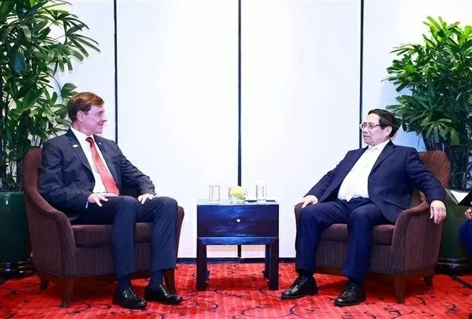 PM Pham Minh Chinh (R) and Embraer Group's President and CEO Francisco Gomes Neto (Photo: VNA) PM Pham Minh Chinh (R) and Embraer Group's President and CEO Francisco Gomes Neto (Photo: VNA)