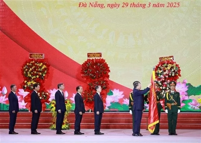Party General Secretary To Lam confers First-Class Labour Order on Da Nang's Traditional Flag. (Photo: VNA)