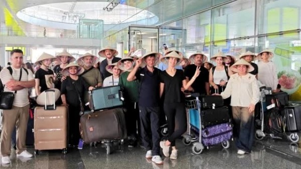 Hanoi receives first charter flight from Iran with 200 tourists