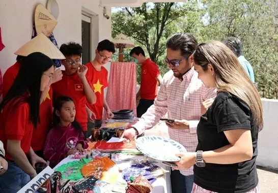 Khách hàng tham quan gian trưng bày các sản phẩm thủ công mỹ nghệ tại sự kiện Ngày văn hóa Việt Nam tại Mexico City(Ảnh: Phi Hùng/TTXVN)
