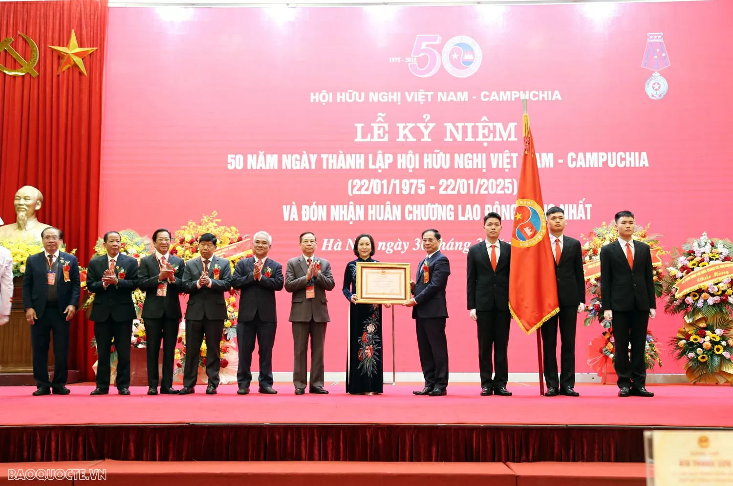 Phó Thủ tướng Bùi Thanh Sơn đã thay mặt lãnh đạo Đảng, Nhà nước trao tặng Huân chương Lao động hạng Nhất cho Hội Hữu nghị Việt Nam - Campuchia .