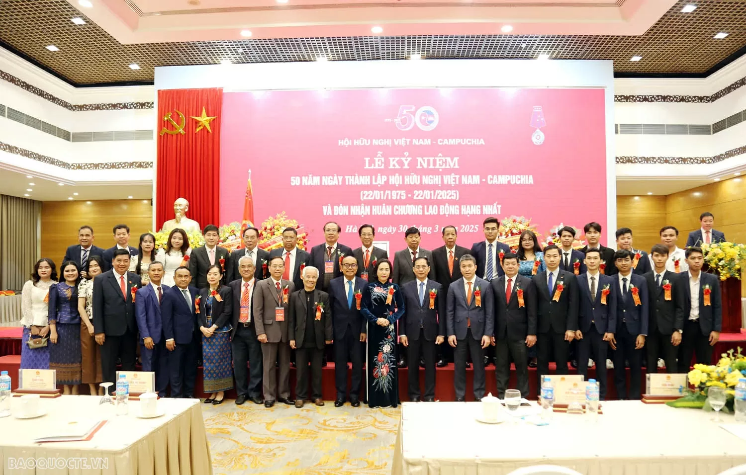 Phó Thủ tướng Chính phủ, Bộ trưởng Ngoại giao Bùi Thanh Sơn, Phó Chủ tịch Quốc hội, Chủ tịch Hội Hữu nghị Việt Nam – Campuchia Nguyễn Thị Thanh, ông Vann Phal, Ủy viên Ban Chấp hành Trung ương Đảng Nhân dân Campuchia, Cố vấn Thủ tướng Chính phủ Campuchia, Phó Chủ tịch Hội Hữu nghị Campuchia - Việt Nam chụp ảnh chung cùng  các đại biểu tham dự lễ kỷ niệm 50 năm thành Hội Hữu nghị Việt Nam – Campuchia.