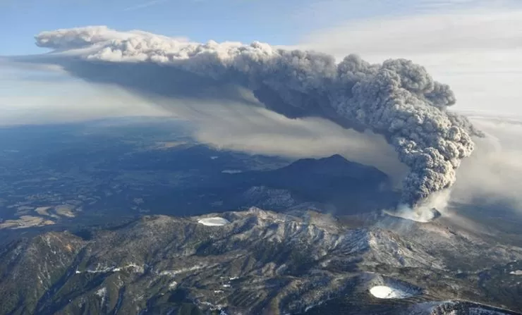 This photo shows volcanic ash billows from Mount Shinmoedake in the Kirishimna range on Japan's southernmost main island of Kyushu, Jan. 27, 2011. AP-Yonhap